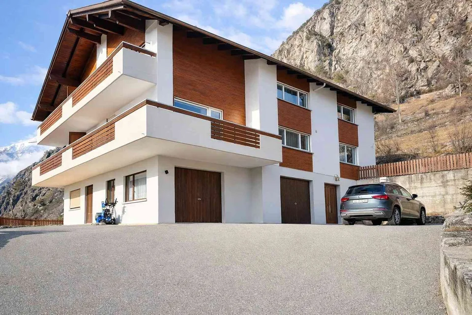 Zu verkaufen eine 6½ Zimmer Duplex Haushälfte mit schöner Bergsicht