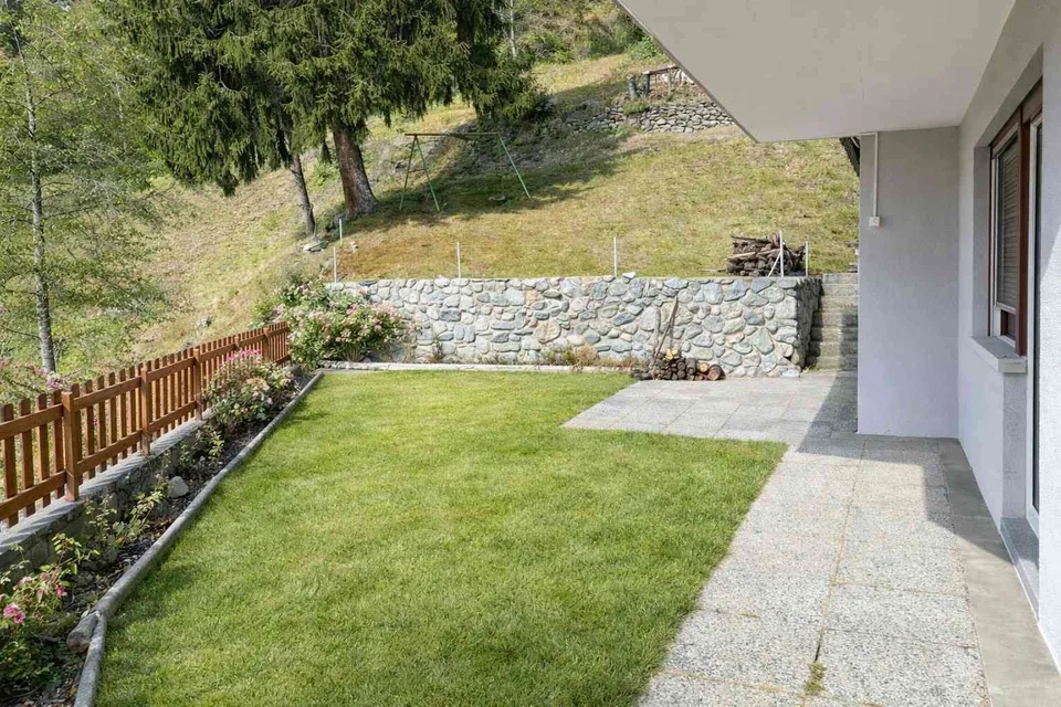 Zu verkaufen eine 6½ Zimmer Duplex Haushälfte mit schöner Bergsicht