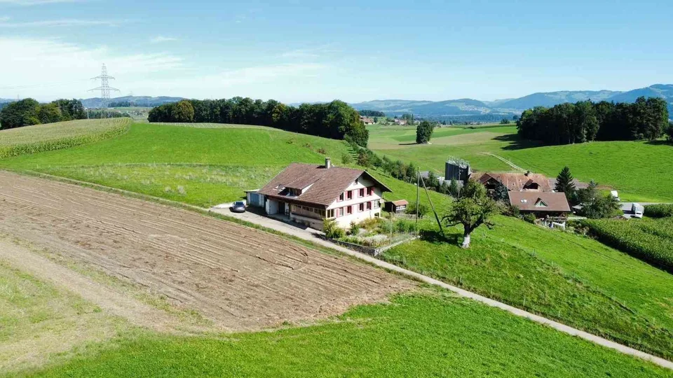 7-Zimmer-Zweifamilienhaus an unverbaubarer Wohnlage und Weitsicht
