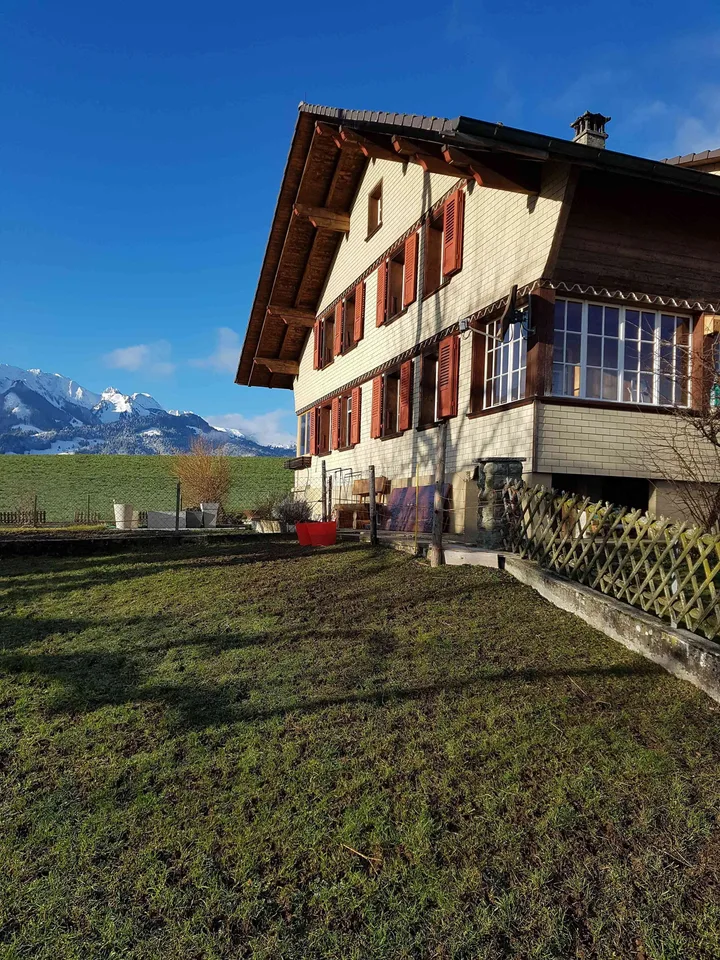 7-Zimmer-Zweifamilienhaus an unverbaubarer Wohnlage und Weitsicht