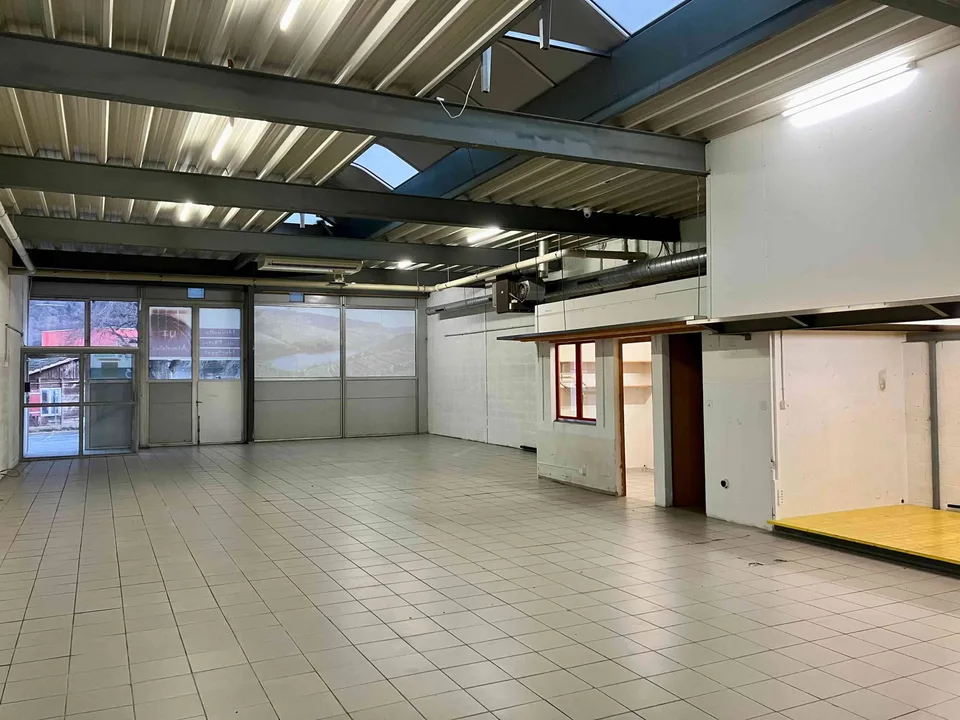Halle industrielle en zone artisanale