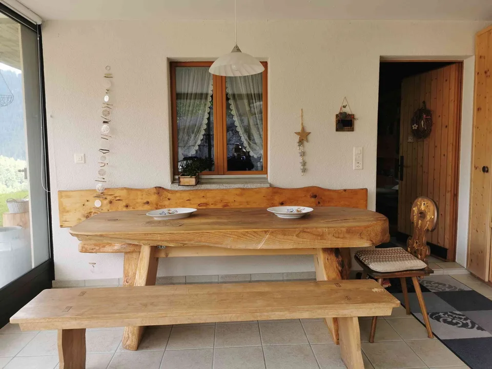 Appartement de 2,5 pièces avec jardin d'hiver dans l'Oberland bernois