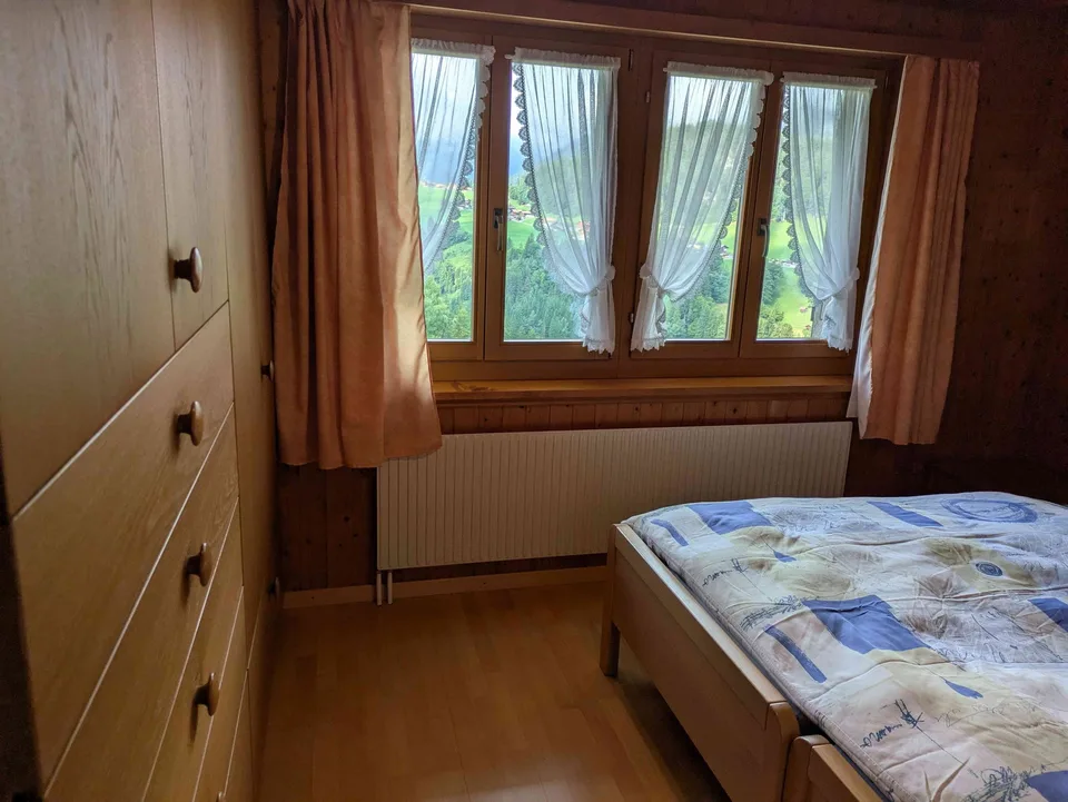 Appartement de 2,5 pièces avec jardin d'hiver dans l'Oberland bernois