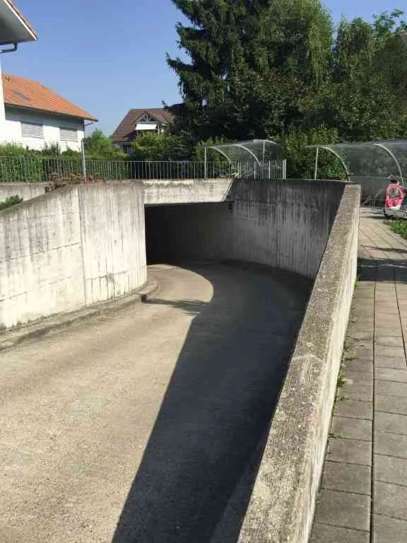 Einstellhallenplatz in Uttigen per sofort zu verkaufen