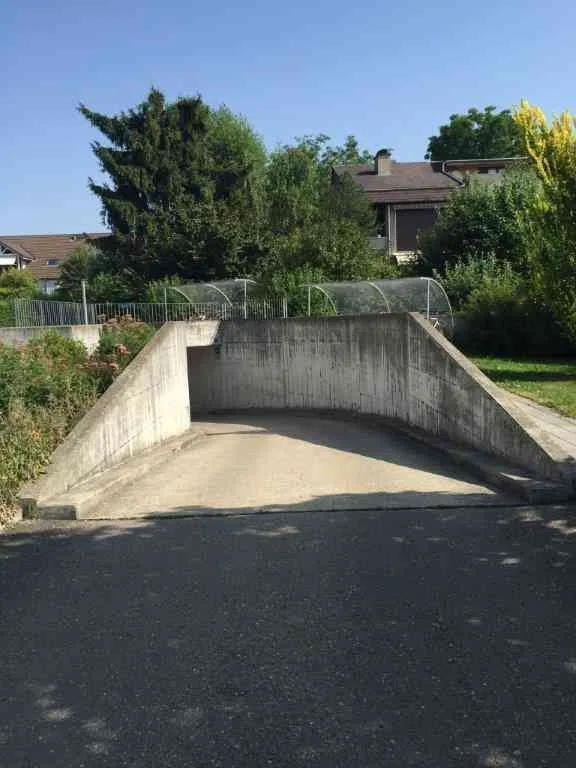 Einstellhallenplatz in Uttigen per sofort zu verkaufen