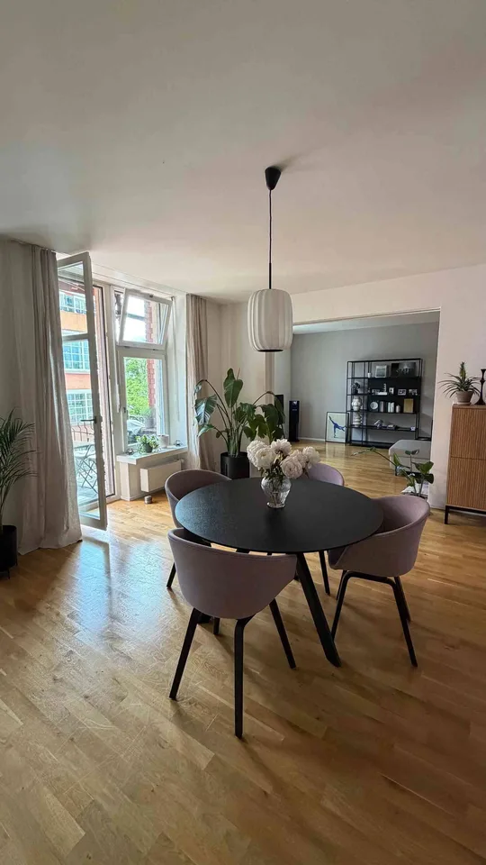 Beautiful Furnished 3-Room Apartment in Zurich Seefeld with Balcony