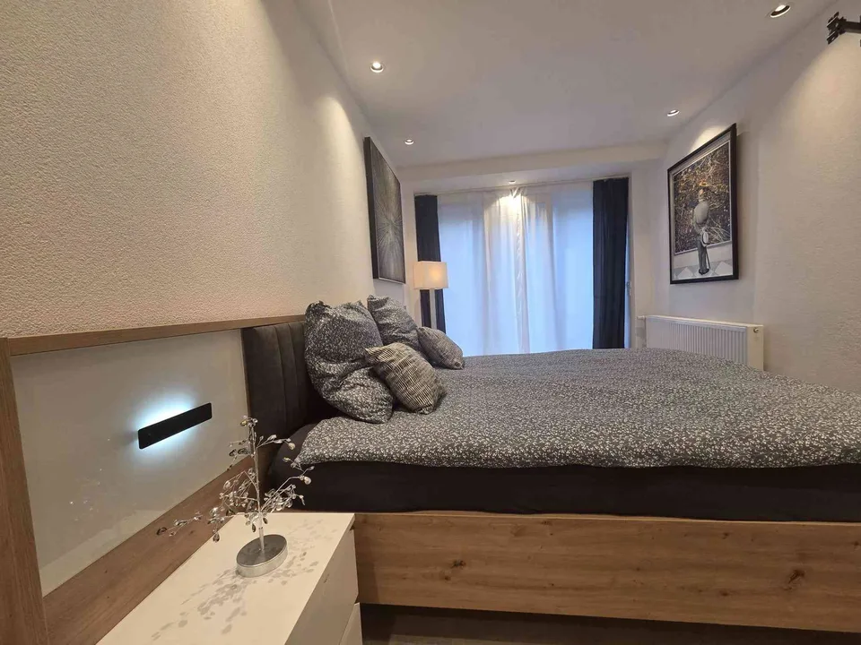 Modernes, voll möbliertes Studio – Stilvol und Ruhig