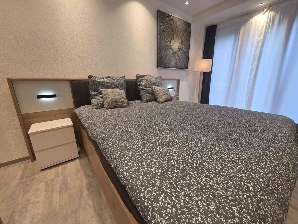 Modernes, voll möbliertes Studio – Stilvol und Ruhig