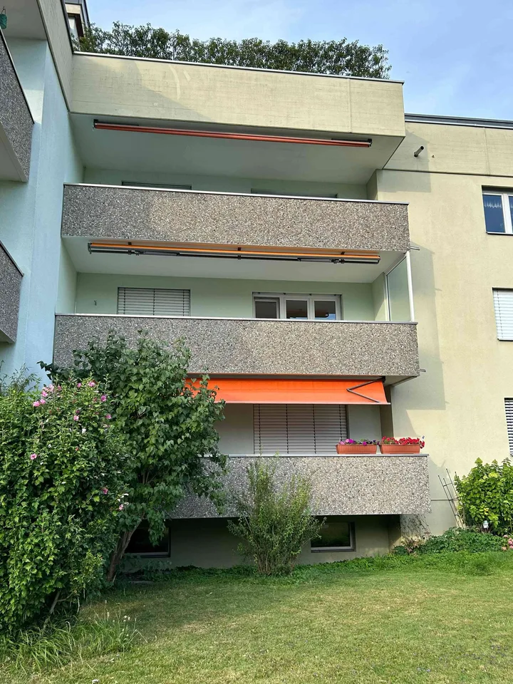 Grosszügige 3 1/2 Zimmer-Wohnung im 1. Obergeschoss mit grossem Balkon