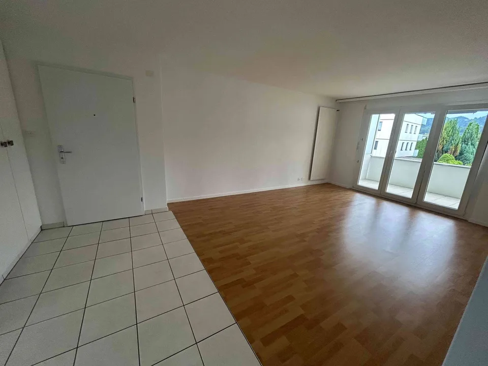 Grosszügige 3 1/2 Zimmer-Wohnung im 1. Obergeschoss mit grossem Balkon