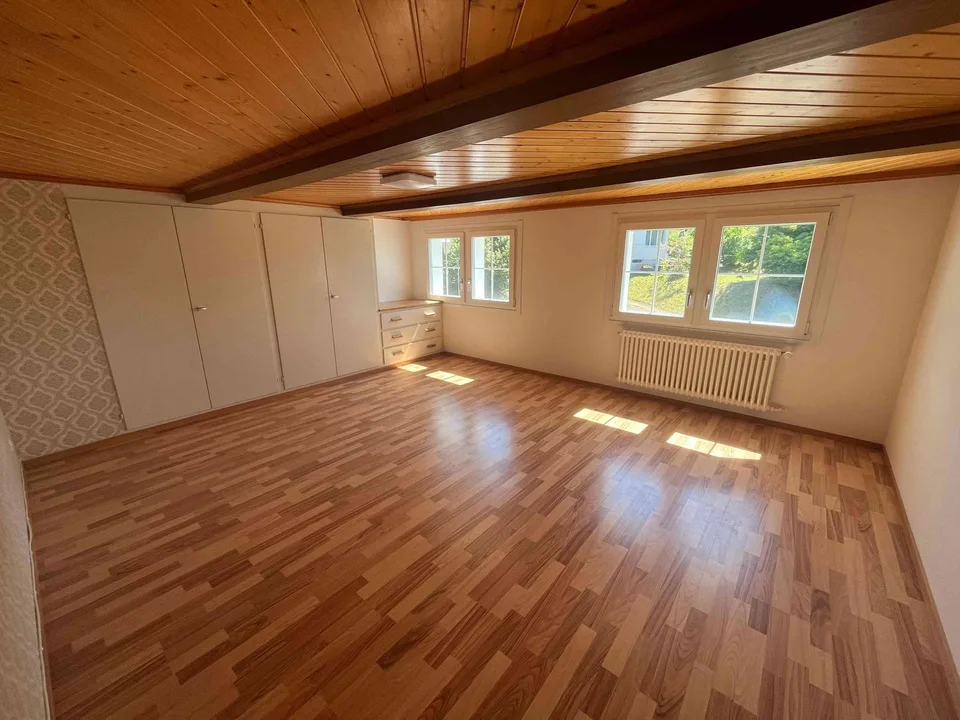 Charmanter 4.5-Zimmer-Hausteil mit Garage und Aussenparkplätzen