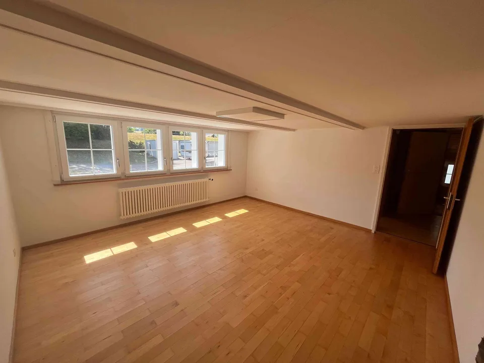 Charmanter 4.5-Zimmer-Hausteil mit Garage und Aussenparkplätzen