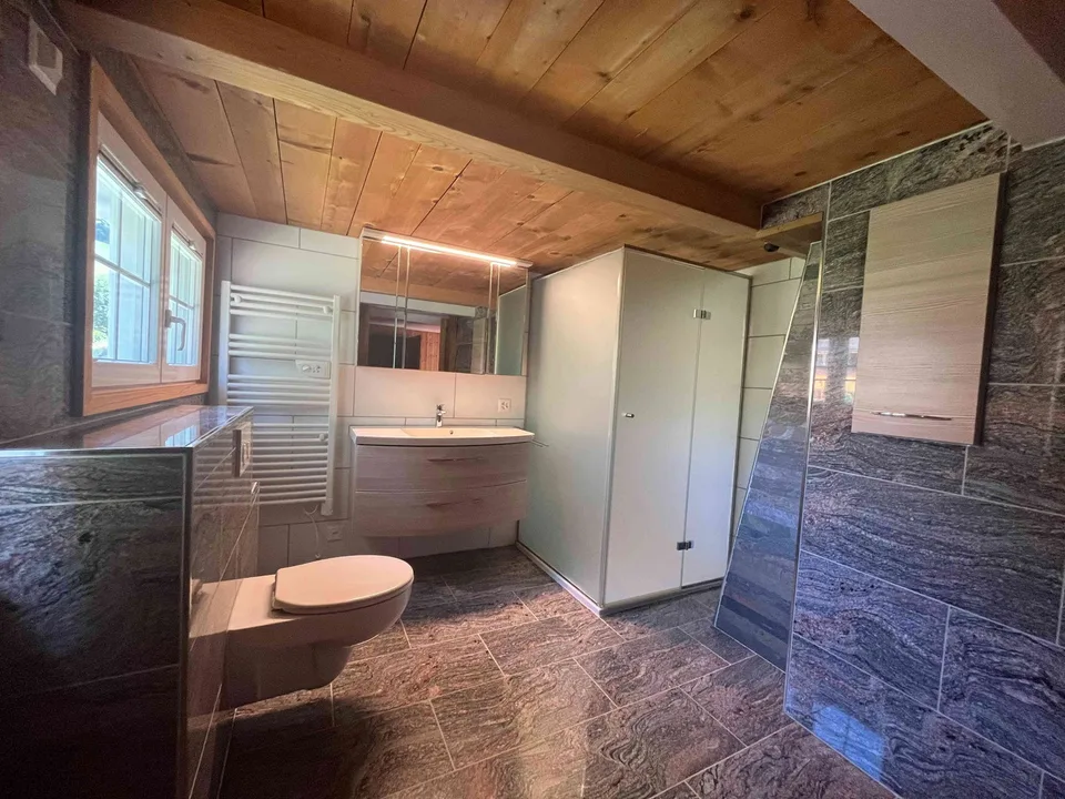 Charmanter 4.5-Zimmer-Hausteil mit Garage und Aussenparkplätzen