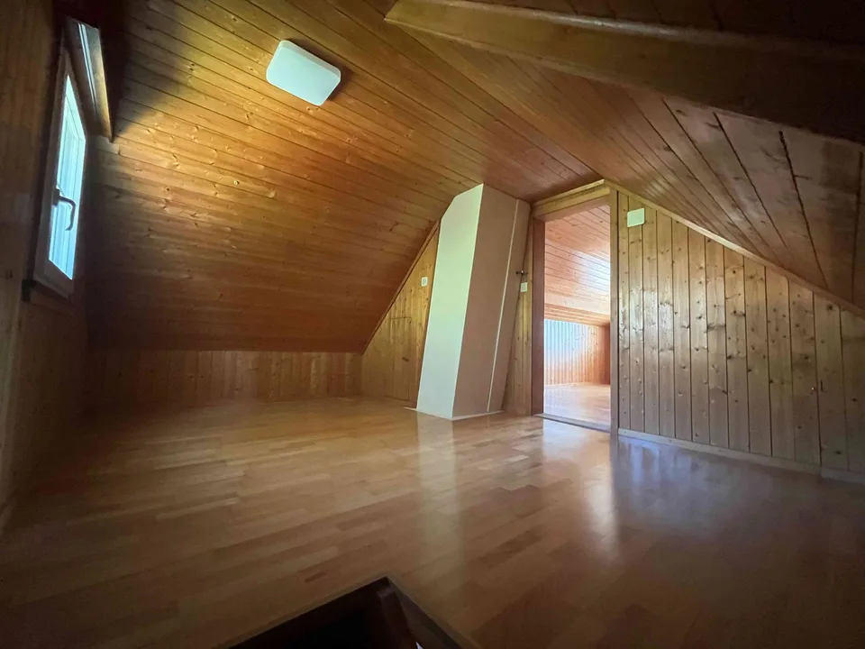 Charmanter 4.5-Zimmer-Hausteil mit Garage und Aussenparkplätzen