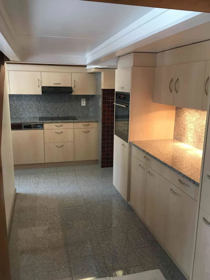 Charmanter 4.5-Zimmer-Hausteil mit Garage und Aussenparkplätzen