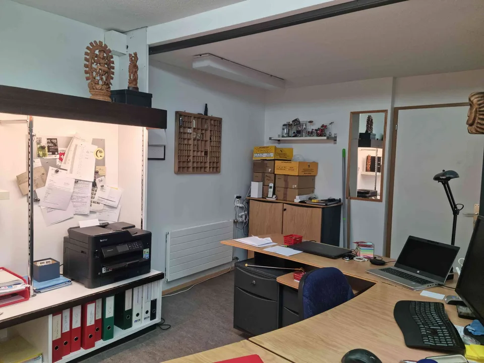 Büro/ Ladenlokal/ Atelier 48m2 (mit Lager 36m2)