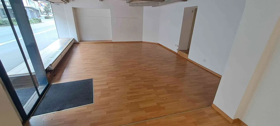 im Stadtzentrum schönes Ladenlokal 74 m2, grosse Schaufensterfront