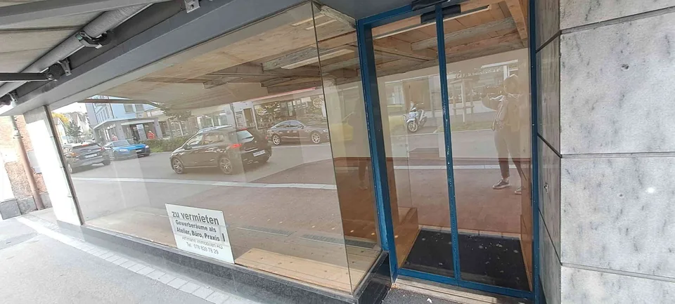 im Stadtzentrum schönes Ladenlokal 74 m2, grosse Schaufensterfront