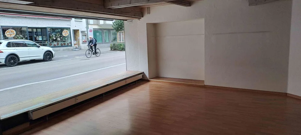 im Stadtzentrum schönes Ladenlokal 74 m2, grosse Schaufensterfront