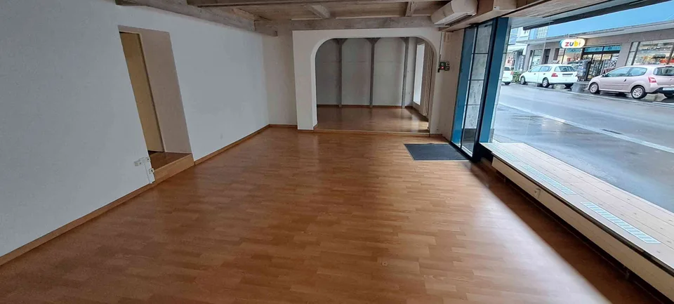 im Stadtzentrum schönes Ladenlokal 74 m2, grosse Schaufensterfront