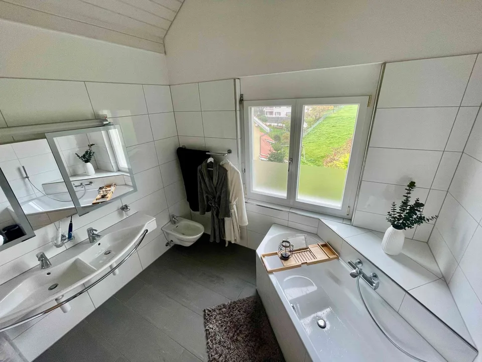 Charmante 7.5-Zimmer-Wohnung mit Gemeinschaftsflair und viel Platz zum