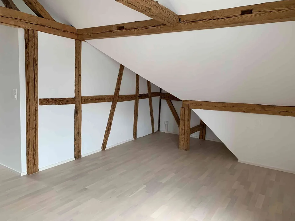 Helle grosszügige 2.5 Zimmer Wohnung mit hohen Räumen