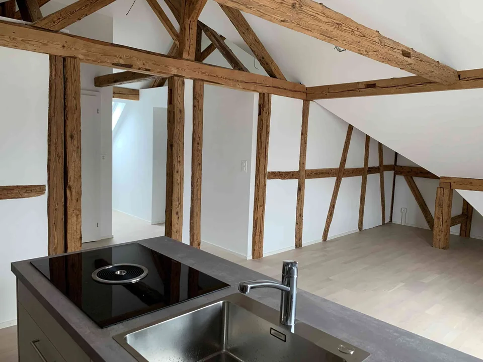 Helle grosszügige 2.5 Zimmer Wohnung mit hohen Räumen