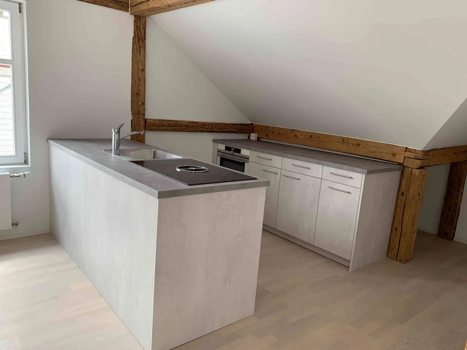 Helle grosszügige 2.5 Zimmer Wohnung mit hohen Räumen