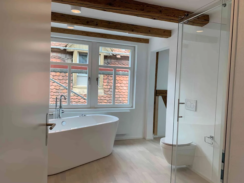 Helle grosszügige 2.5 Zimmer Wohnung mit hohen Räumen