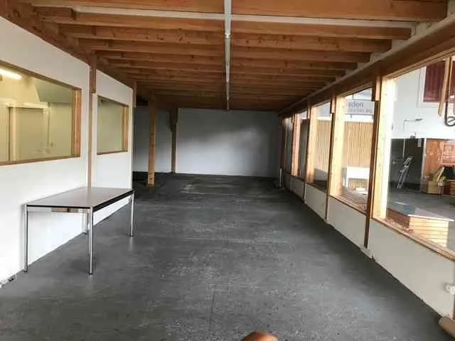 Verkaufsladen mit zwei Räumlichkeiten