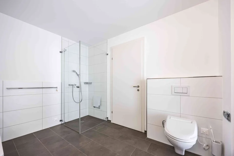 Grosse 2.5 Zimmer-Neubauwohnung an ruhiger Lage