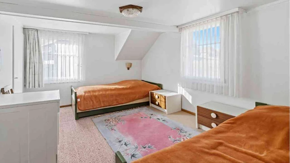 Möbliertes Einfamilienhaus mit großen Garten und Garage