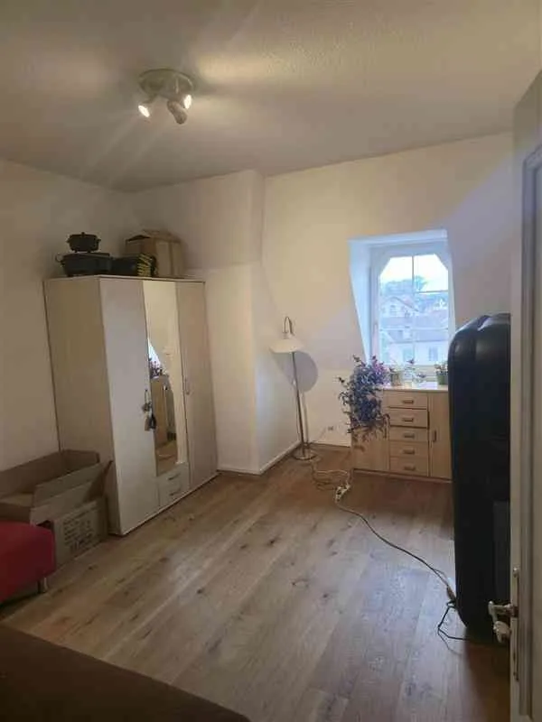 Charmantes, helles, geräumiges WG-Zimmer mit hohen Decken.