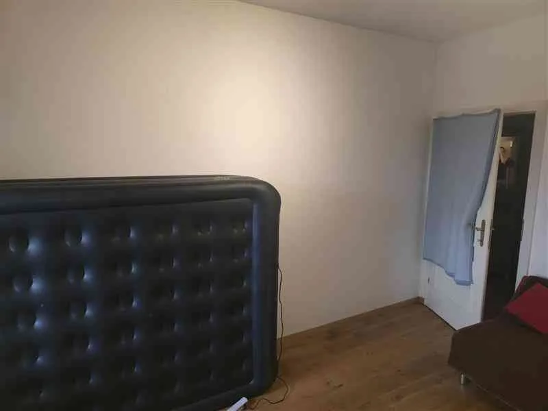 Charmantes, helles, geräumiges WG-Zimmer mit hohen Decken.