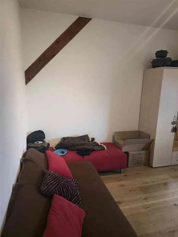 Charmantes, helles, geräumiges WG-Zimmer mit hohen Decken.