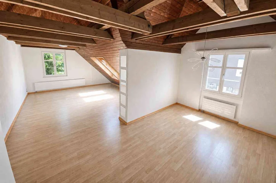 Helle 2½-Zimmer-Dachwohnung mit Charme und separatem Essbereich