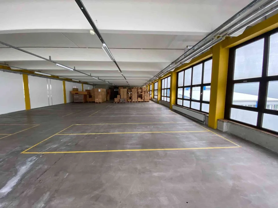 Grosse Halle 600 - 930 qm für Produktion, Lager im EG zu vermieten