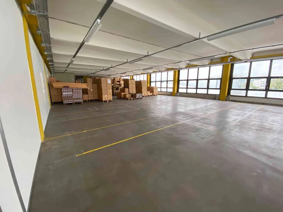 Grosse Halle 600 - 930 qm für Produktion, Lager im EG zu vermieten