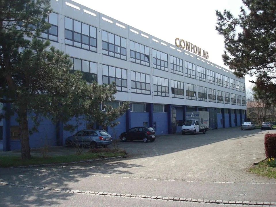 Grosse Halle 600 - 930 qm für Produktion, Lager im EG zu vermieten