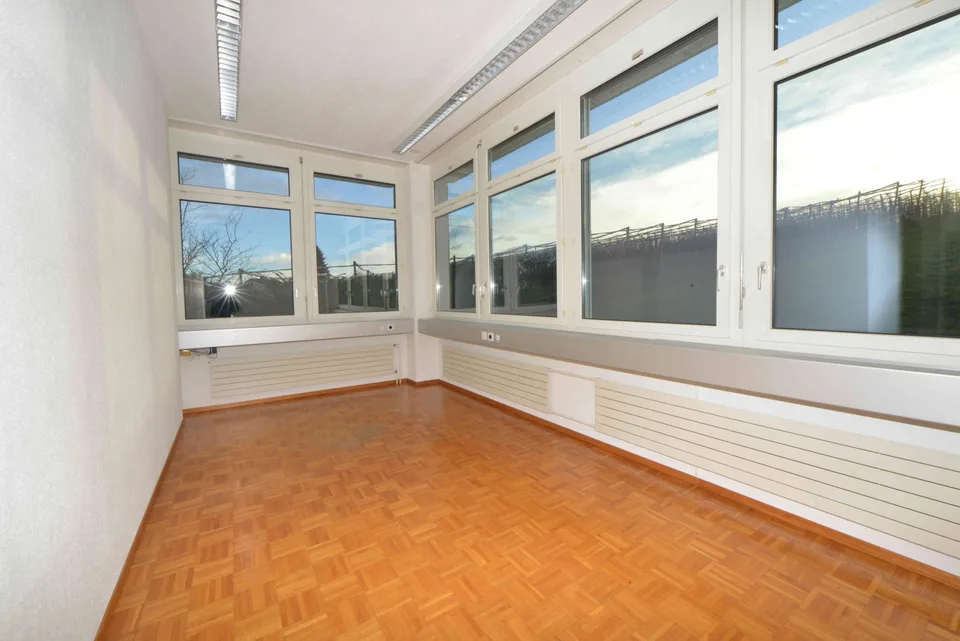 hohe Räume als Büro/für Produktion, optional mit 12m² Lager