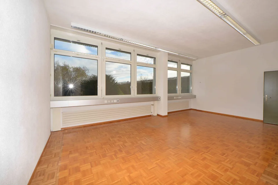 hohe Räume als Büro/für Produktion, optional mit 12m² Lager