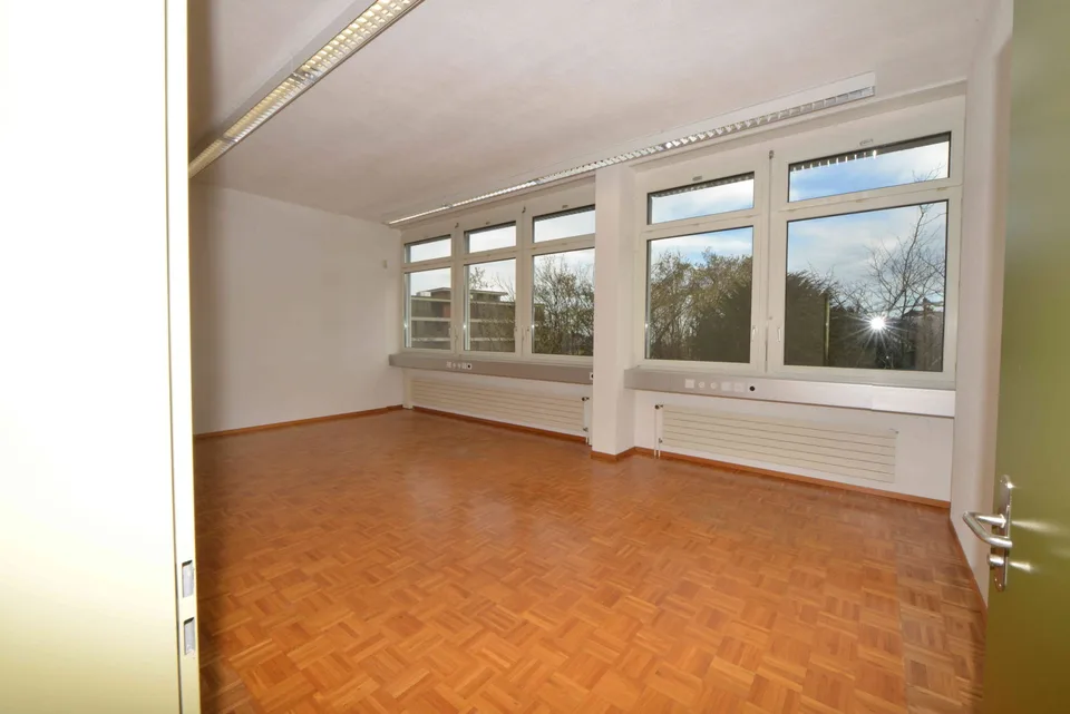 hohe Räume als Büro/für Produktion, optional mit 12m² Lager