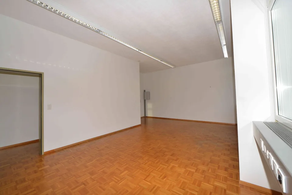 hohe Räume als Büro/für Produktion, optional mit 12m² Lager