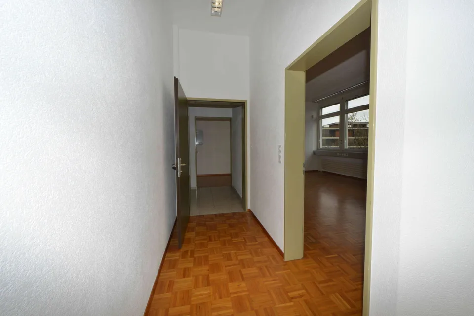 hohe Räume als Büro/für Produktion, optional mit 12m² Lager