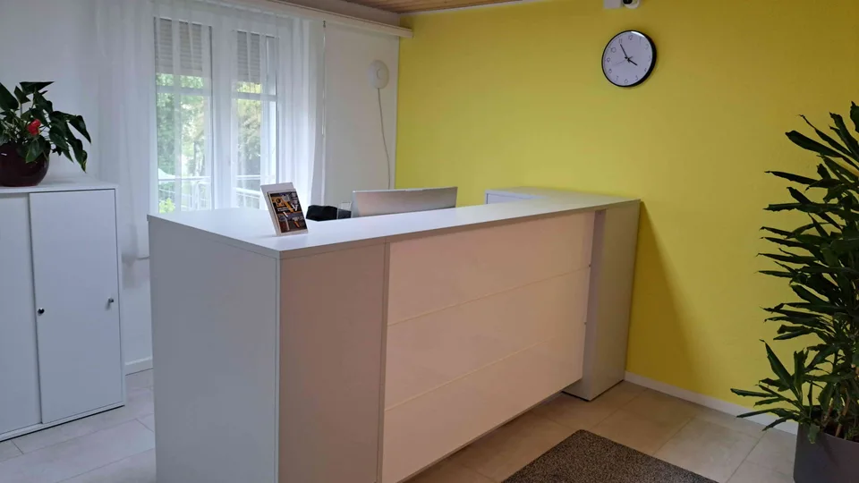 "Möbliertes Büro für Psychologen oder Psychiater"