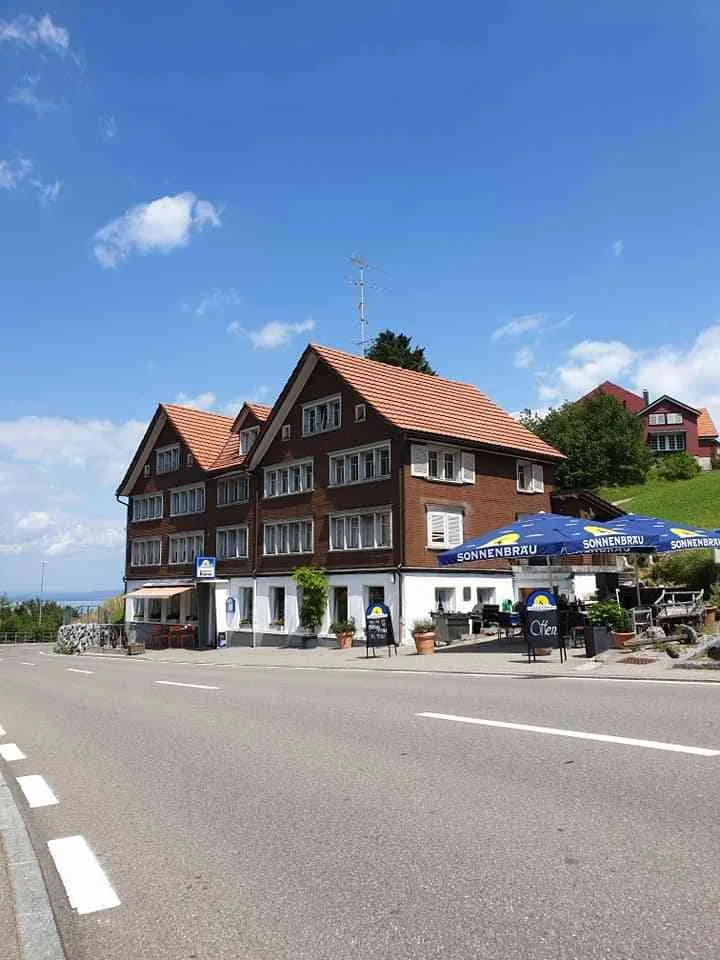 Restaurant an gut befahrener Strasse