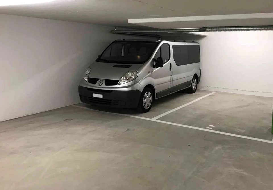 Breiter moderner Tiefgaragenplatz in kleiner ruhiger Einstellhalle