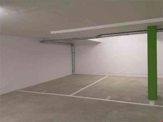 Breiter moderner Tiefgaragenplatz in kleiner ruhiger Einstellhalle