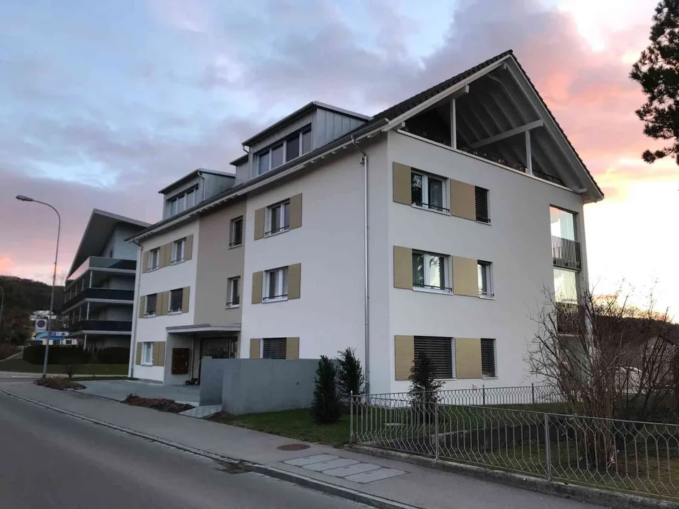 Breiter moderner Tiefgaragenplatz in kleiner ruhiger Einstellhalle