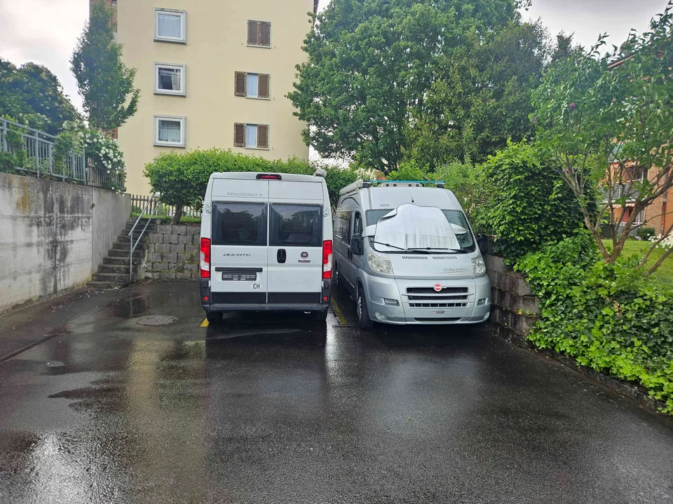 Garagenbox und Aussenparkplatz zu vermieten